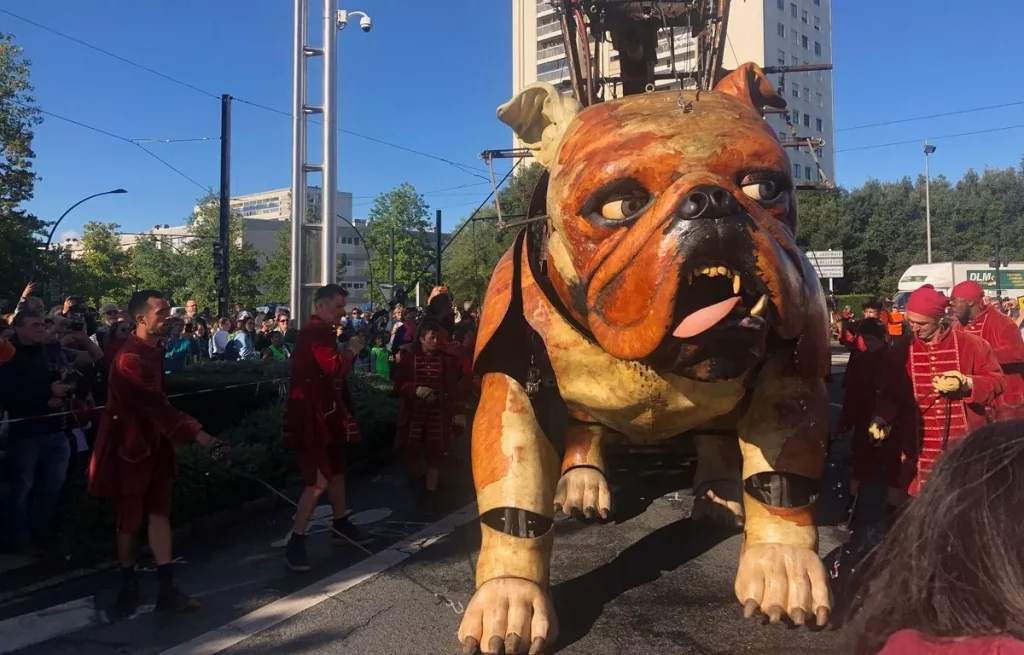 Défilé de Royal Deluxe au quartier Bellevue