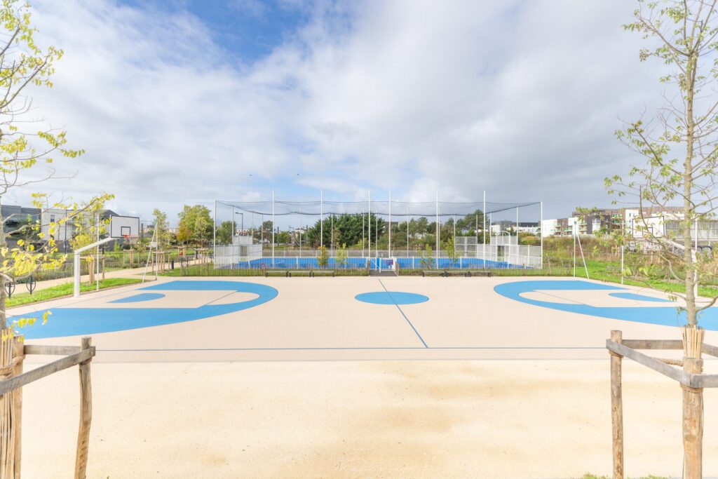 Plaine de jeux du Verneau à Angers : terrain de basket et city stade